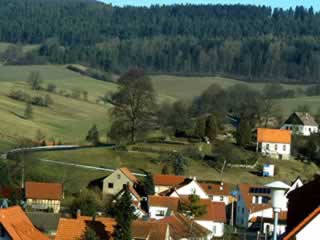 Blick auf die oberhalb Lauterbachs im Bereich des heutigen Friedhofs vermutete frühmittelalterliche Spornburg. 