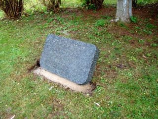 Gedenkstein auf dem Mihlaer Friedhof aufgestellt